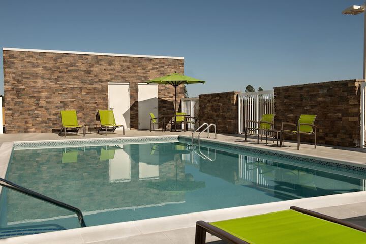 Swimming pool at Springhill Suites by Marriott Fayetteville I 95