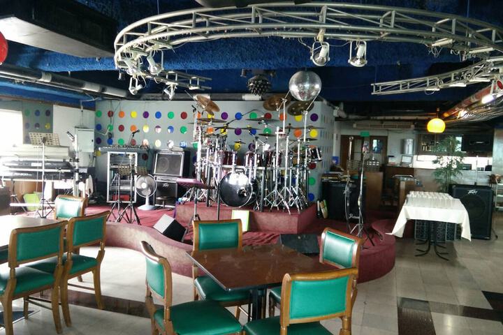 Lounge 126 of 143