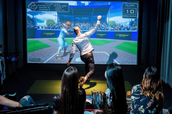 Indoor golf driving range