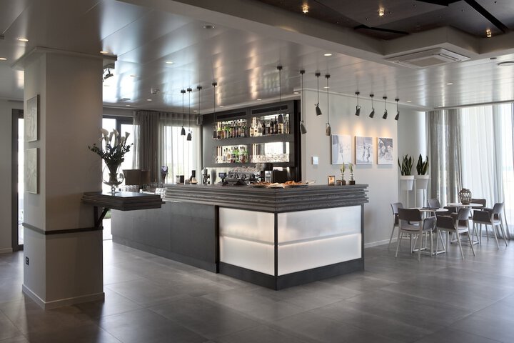 Lounge 142 of 191