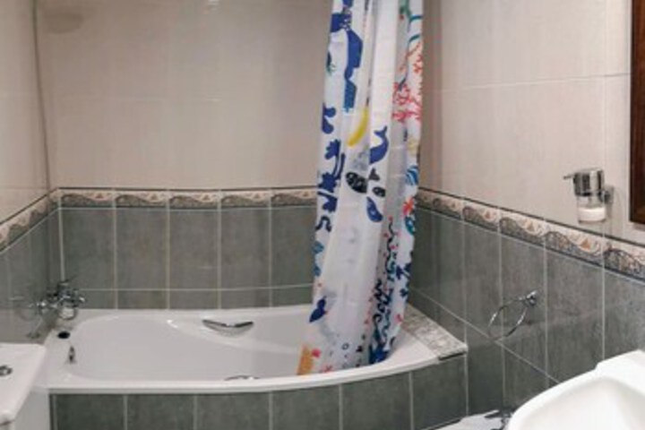 Room 4 of 37