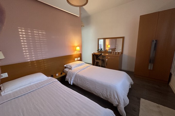 Room 16 of 32