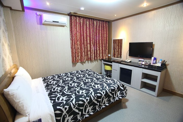 Room 7 of 14
