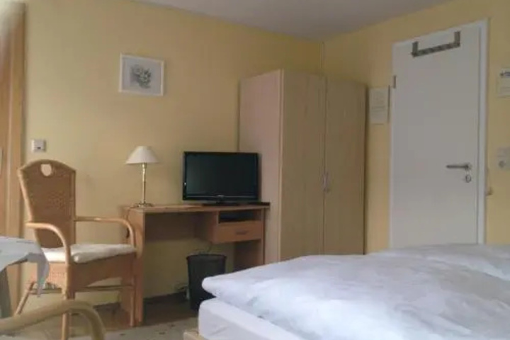 Room 4 of 11