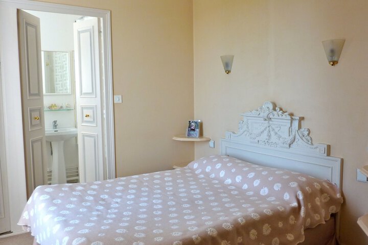 Room 2 of 35