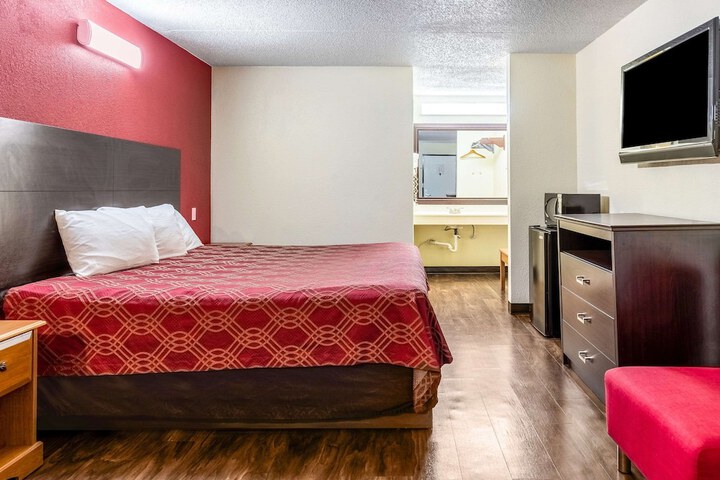 1 King Bed (7 of 8)