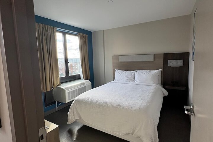 Premium Queen Bed (18 of 19)