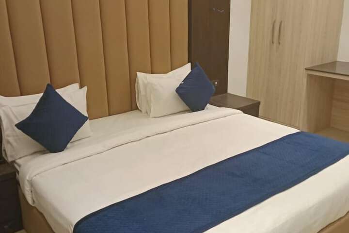 Room 4 of 12