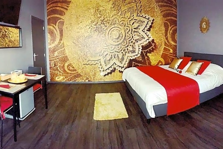 Room 4 of 8