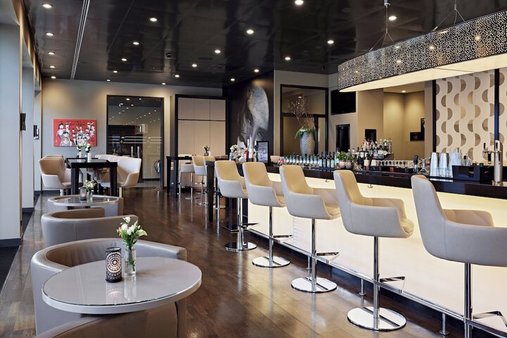 Lounge 36 of 46