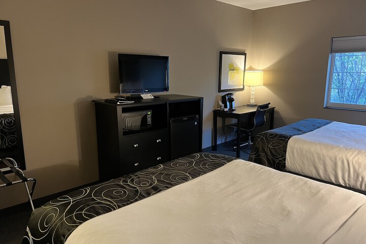 2 Queen Beds (3 of 8)