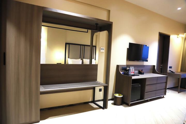 Room 8 of 48