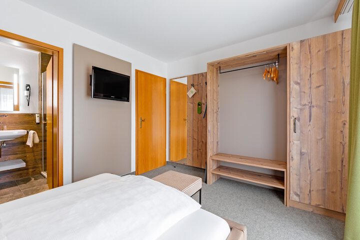 Room 8 of 107