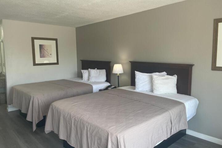 2 Queen Beds (2 of 2)