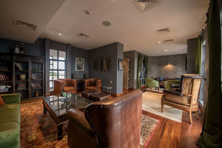 Lounge 111 of 160