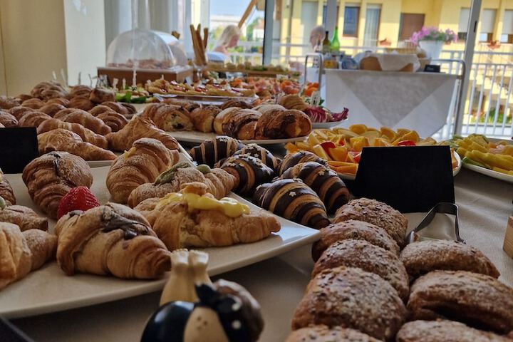Breakfast/Coffee Service 101 of 161