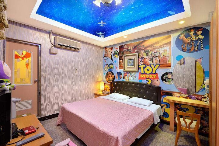 Room 5 of 8
