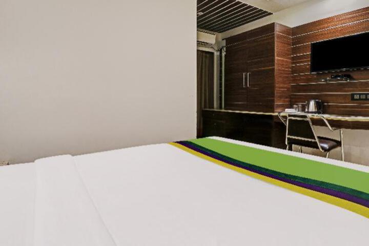 Room 11 of 33