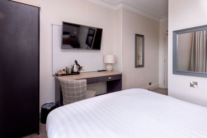 Room 17 of 102