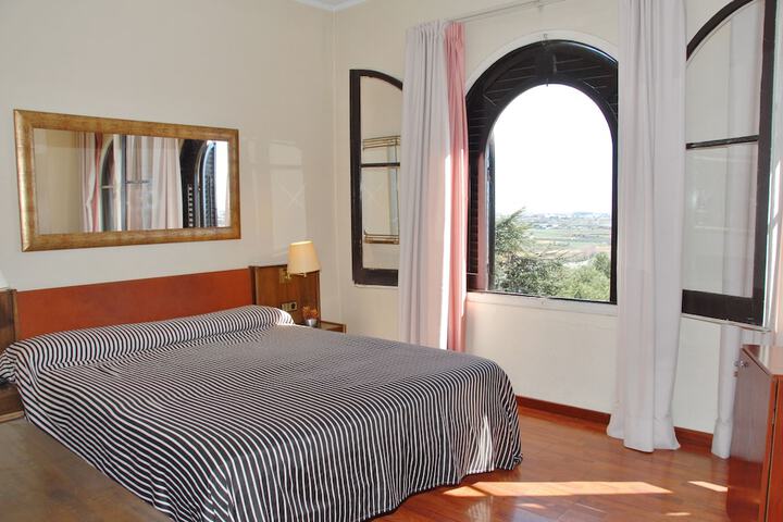 Room 4 of 61