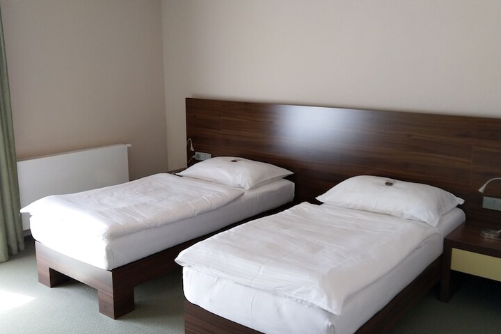 Room 27 of 34