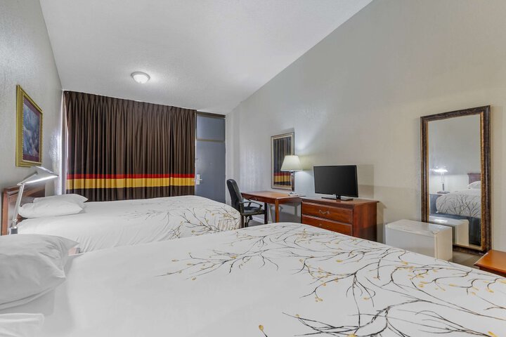 2 Queen Beds (6 of 10)