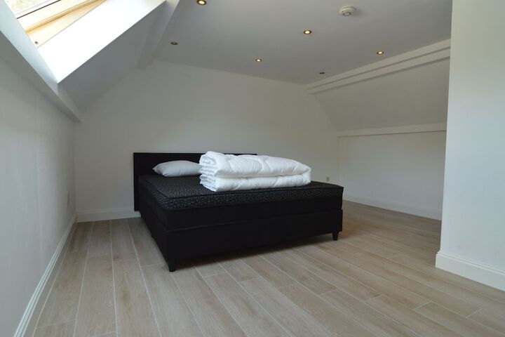 Room 5 of 32