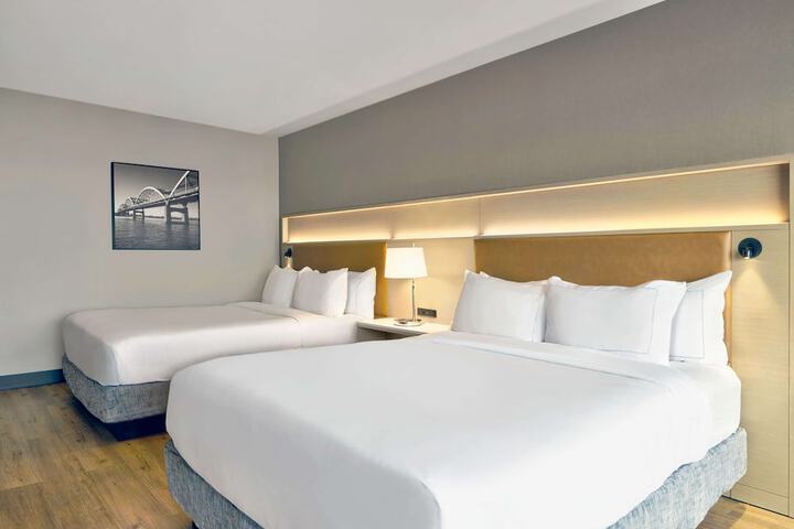 2 Queen Beds (3 of 9)