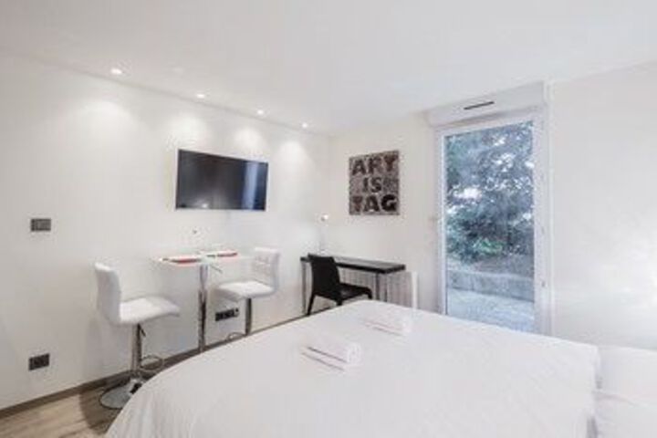 Room 8 of 18