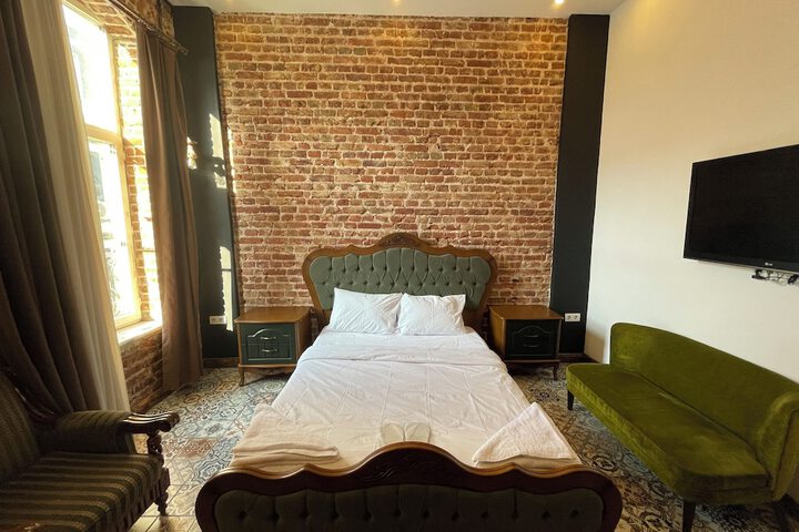 Room 5 of 6
