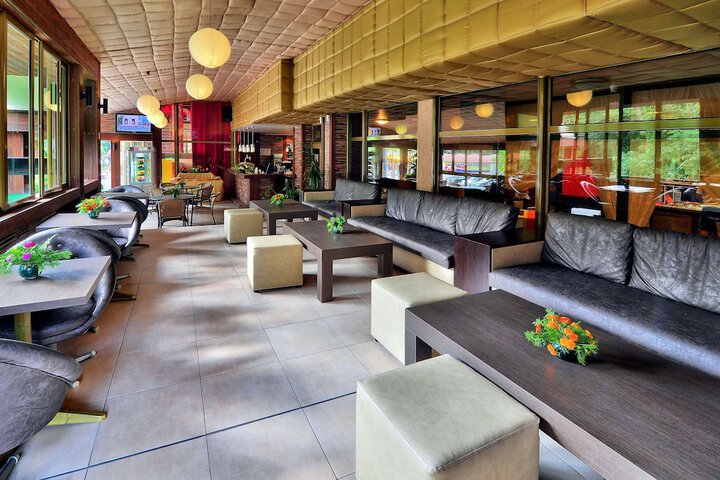 Lounge 46 of 53