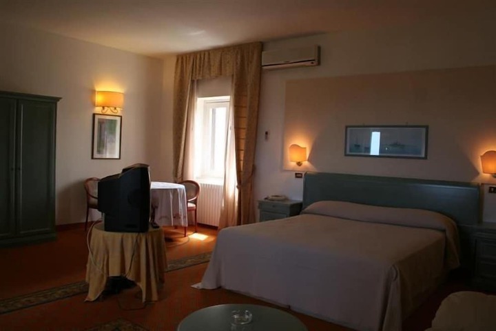 Room 4 of 31