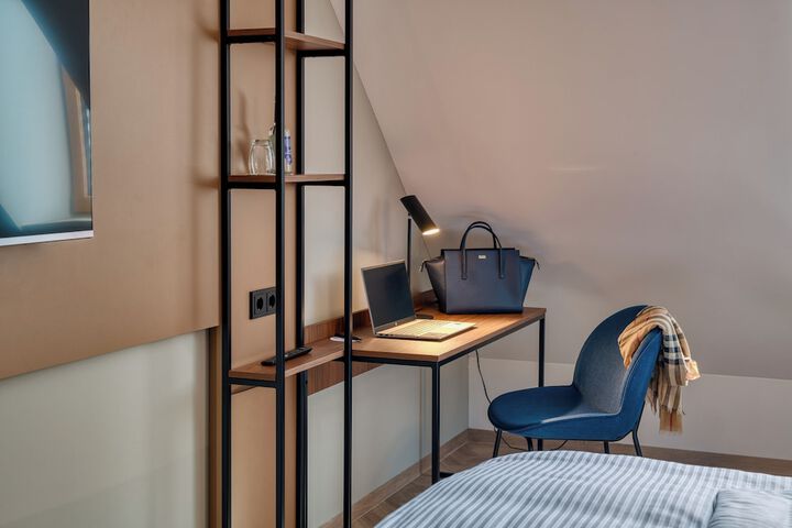 Room 8 of 33