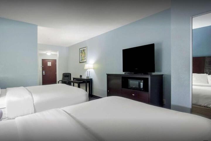 2 Queen Beds (4 of 10)