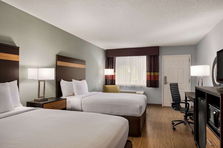 2 Double Beds Mobility Accessible (4 of 9)