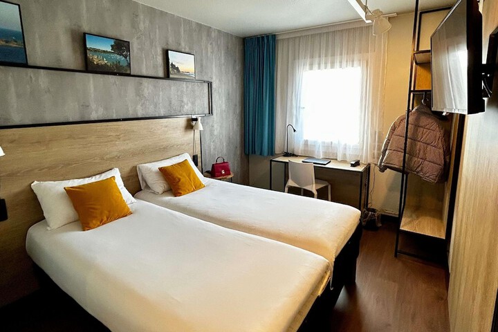 Room 16 of 80