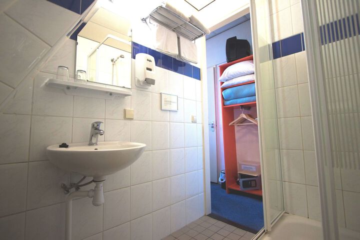 Room 18 of 33