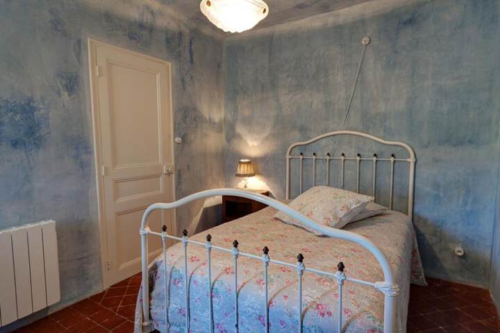 Room 5 of 121