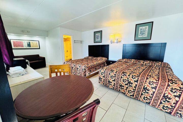 2 Queen Beds and Sofa (7 of 19)