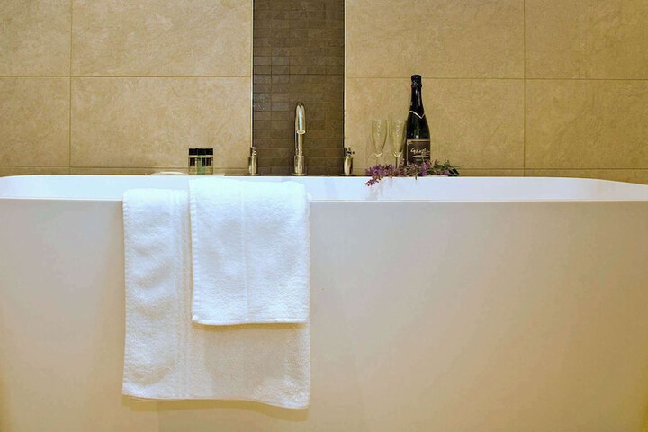 Deep soaking bathtub