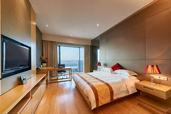 Room 7 of 76