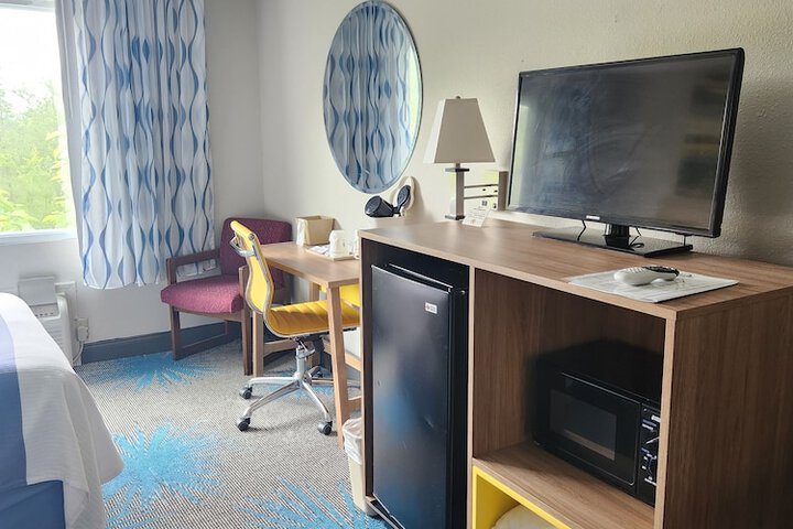 Double Accessible King Size Bed (1 of 11)