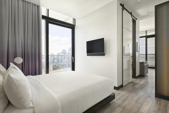 Room 28 of 143