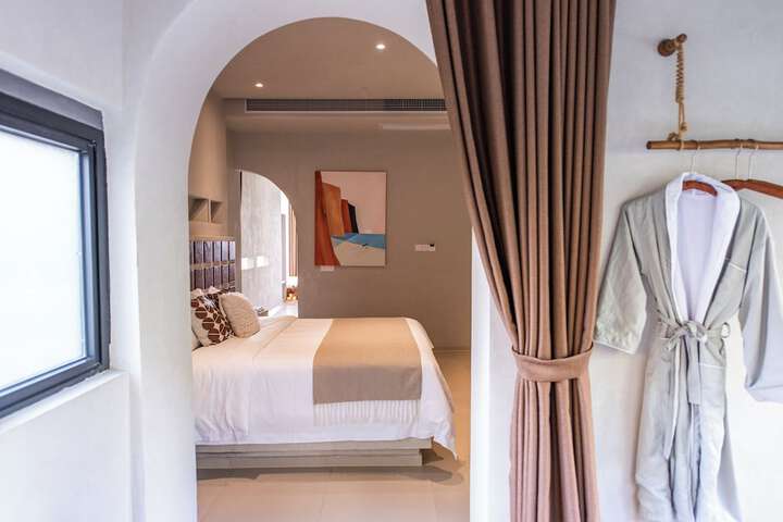 Room 6 of 150