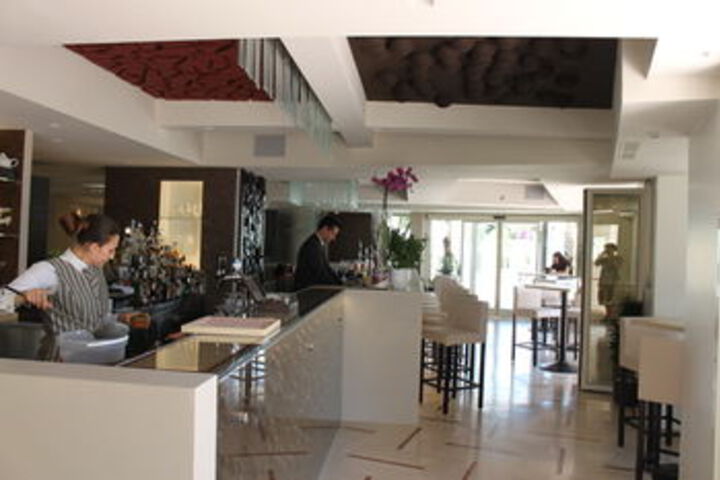 Lounge 16 of 39