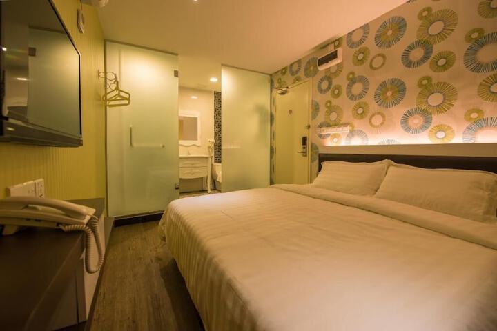 Room 13 of 28