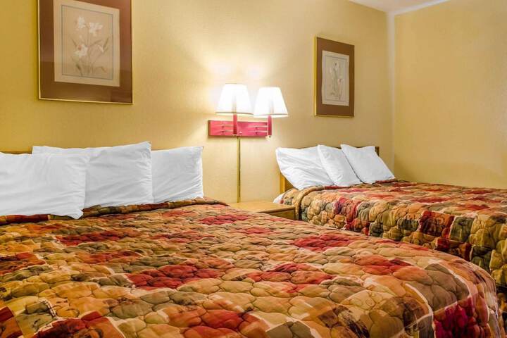 2 Queen Beds (3 of 14)