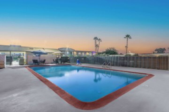 Pool 21 of 26