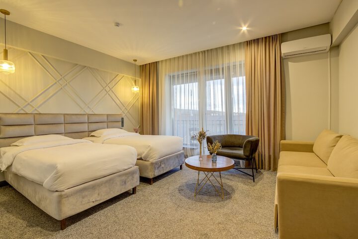 Room 16 of 38