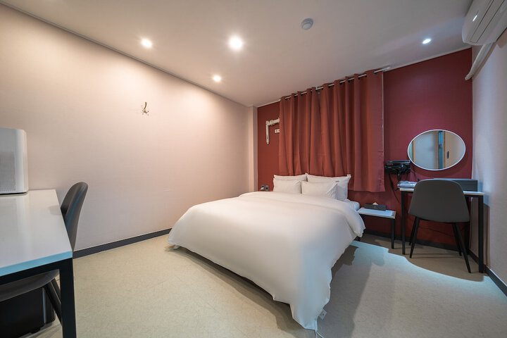 Room 13 of 28